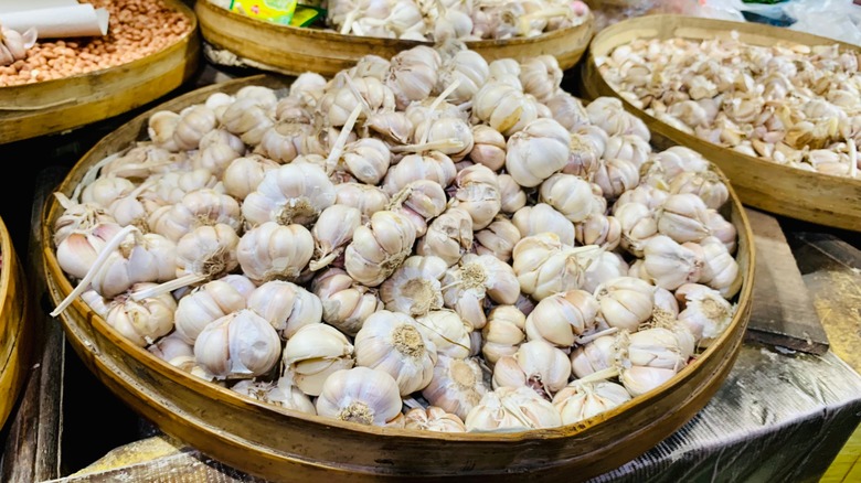 garlic bulbs in large tray