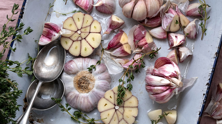 cut garlic in roasting pan