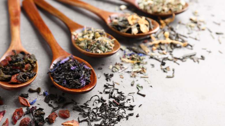 Different tea types on spoons