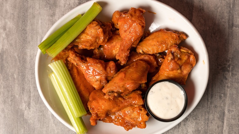 Buffalo wings with blue cheese