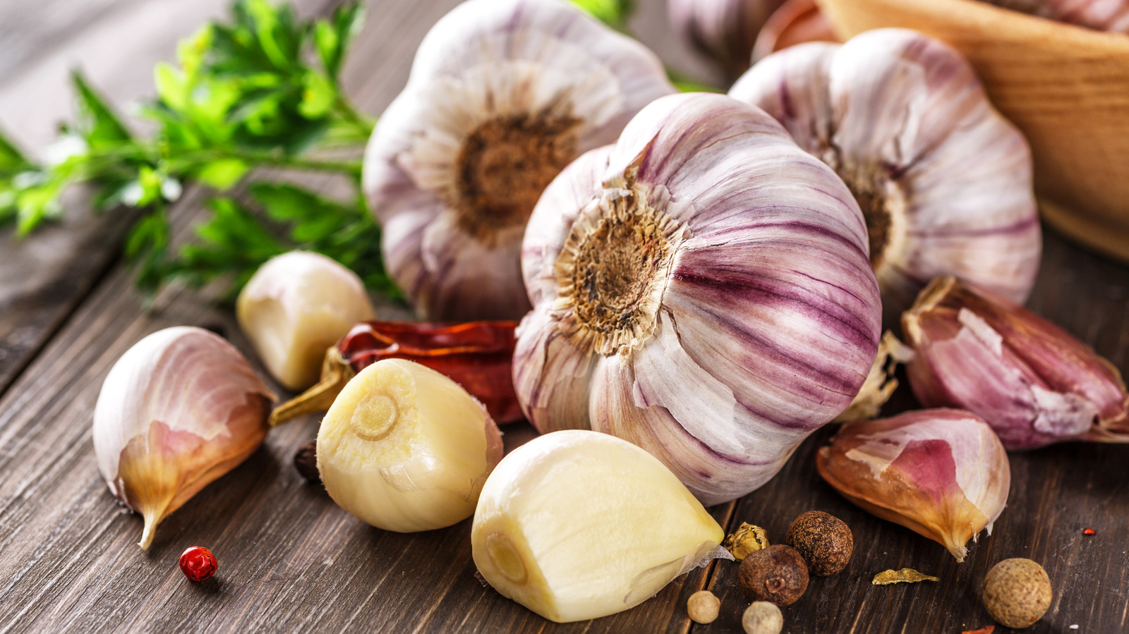 Overcooking Garlic Is A Mistake That Will Make Your Dishes Taste Off