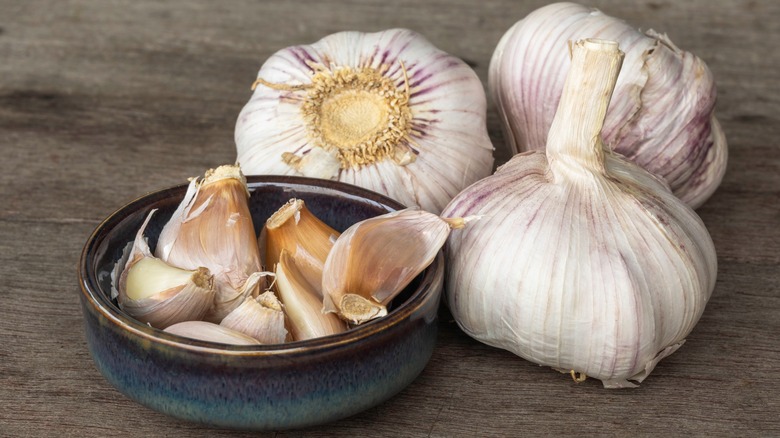 Garlic bulbs and unpeeled cloves