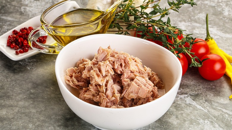 Canned tuna with oil
