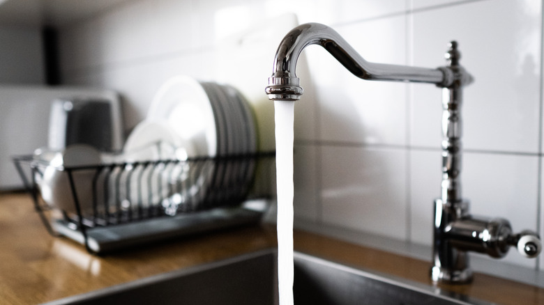 Kitchen sink faucet running