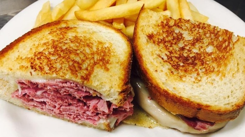 The Hands-Down Best Reuben Sandwiches In The US, According To Reviews