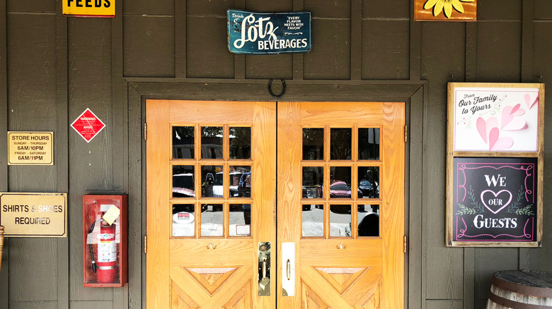 A horseshoe hangs above the entrance to a Cracker Barrel restaurant.