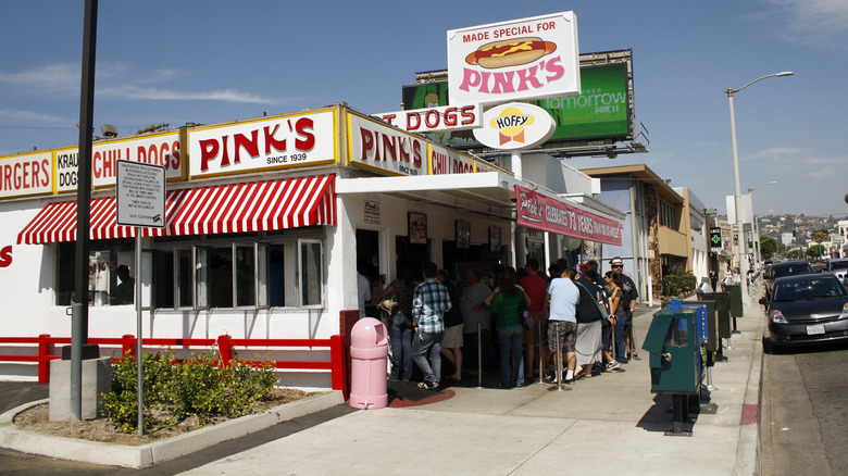 Crowd at Pink's hot dog stand