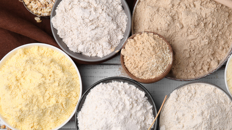 Types of flour in bowls