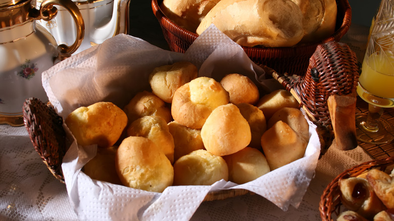 dinner rolls in a basket