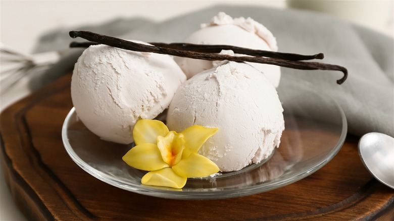 Vanilla ice cream with flower