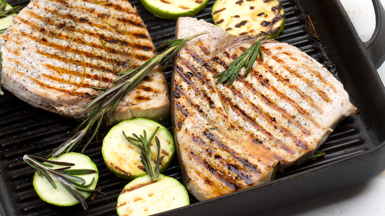 Grilled swordfish with rosemary and zucchinis