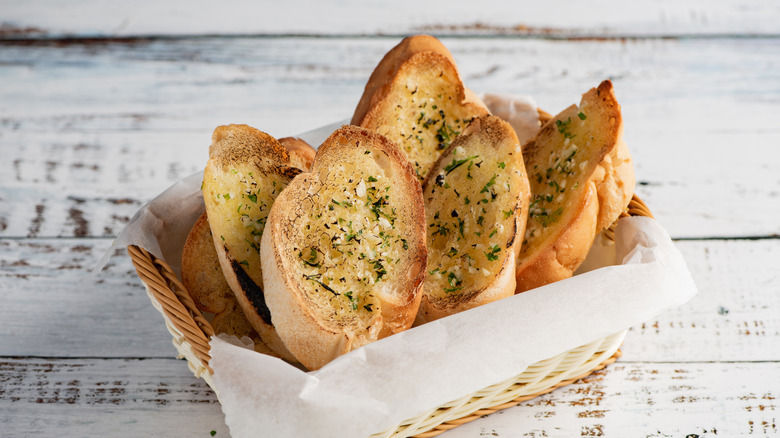 Basket of cheesy garlic bread.