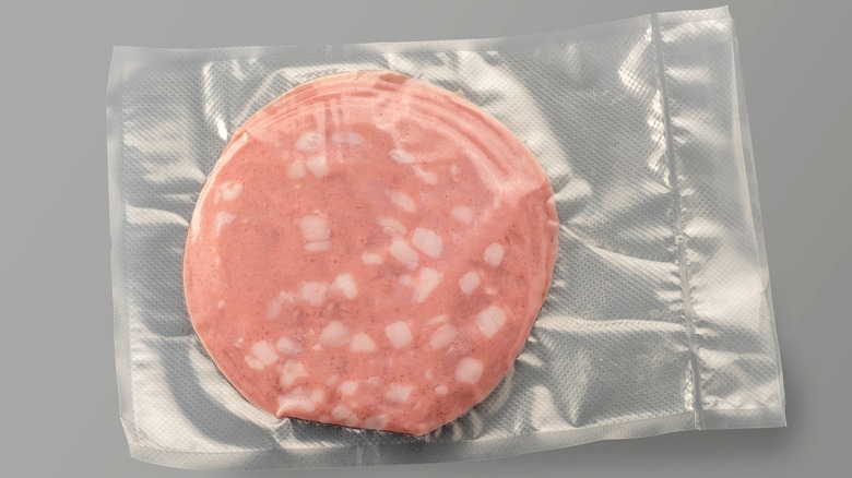 Vacuum-sealed lunch meat section