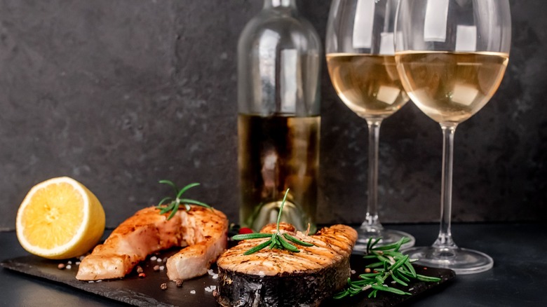 Salmon steaks with wine