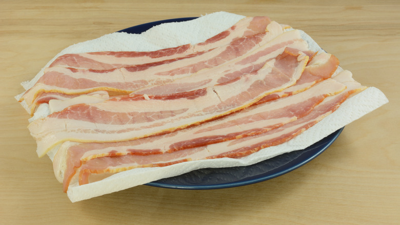 Raw bacon strips on paper towels