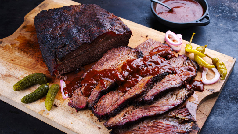 Sliced brisket with barbecue sauce