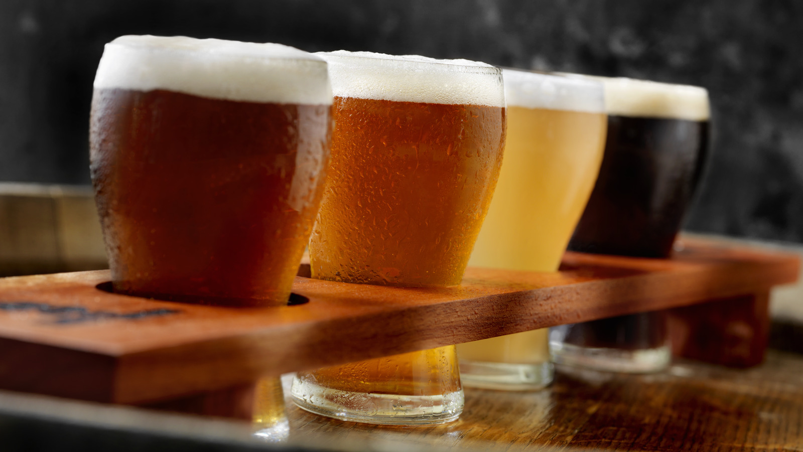 الفرق غير المفهوم بين البيرة الخفيفة والبيرة الداكنة