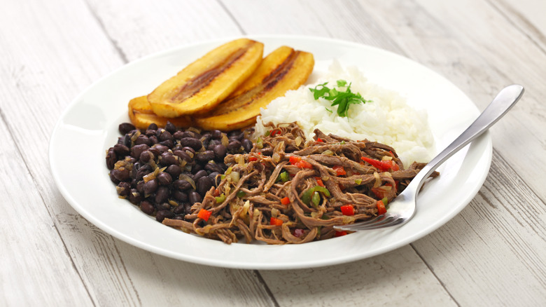 Venezuelan pabellón criollo with plantains