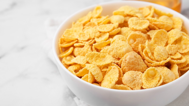 Corn flakes in bowl