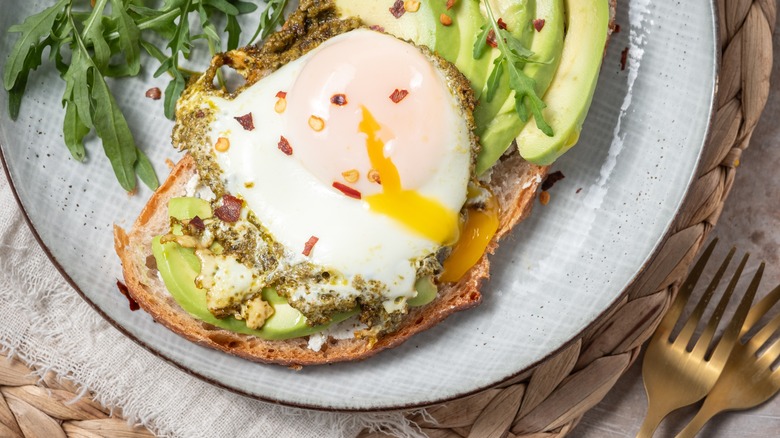 Pesto fried eggs