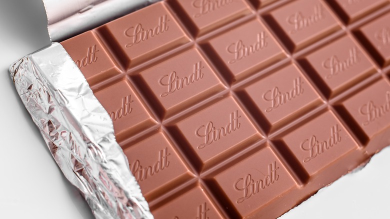 Bar of Lindt chocolate squares in silver foil 