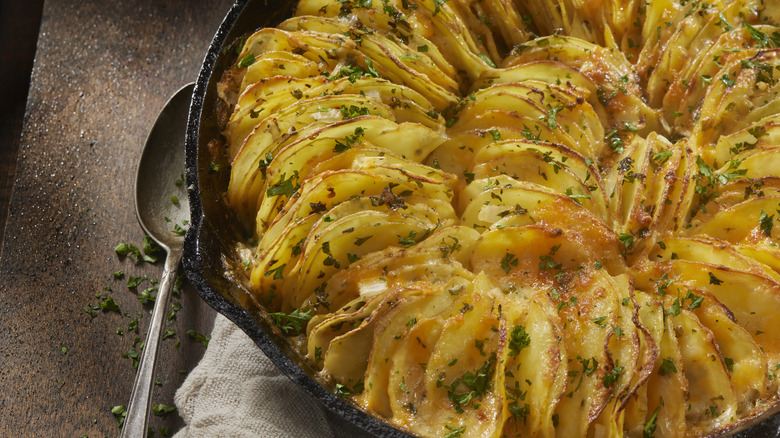 Potatoes au gratin in a cast iron pan