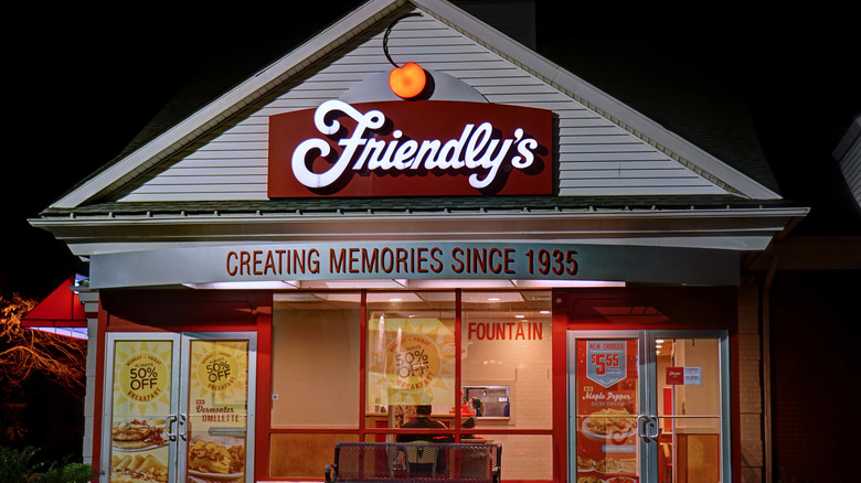 Friendly's restaurant exterior and sign