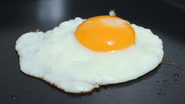 Fried egg in pan