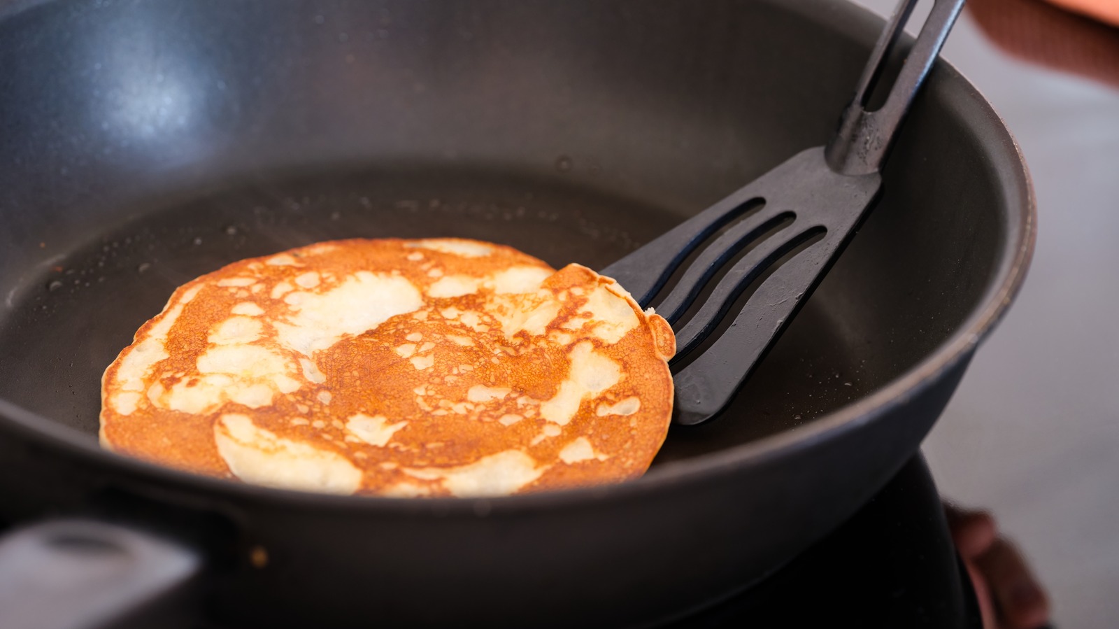 The other way to flip your crepe (if you always miss the pan)