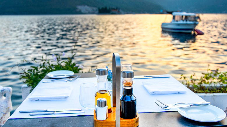 Restaurant napkins and set table 