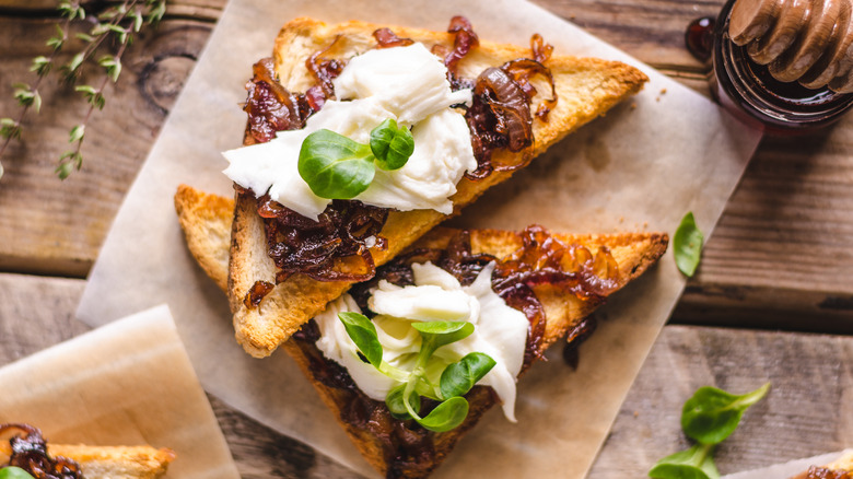 Toast with caramelized onions and cheese