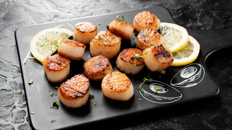 Grilled scallops with lemon