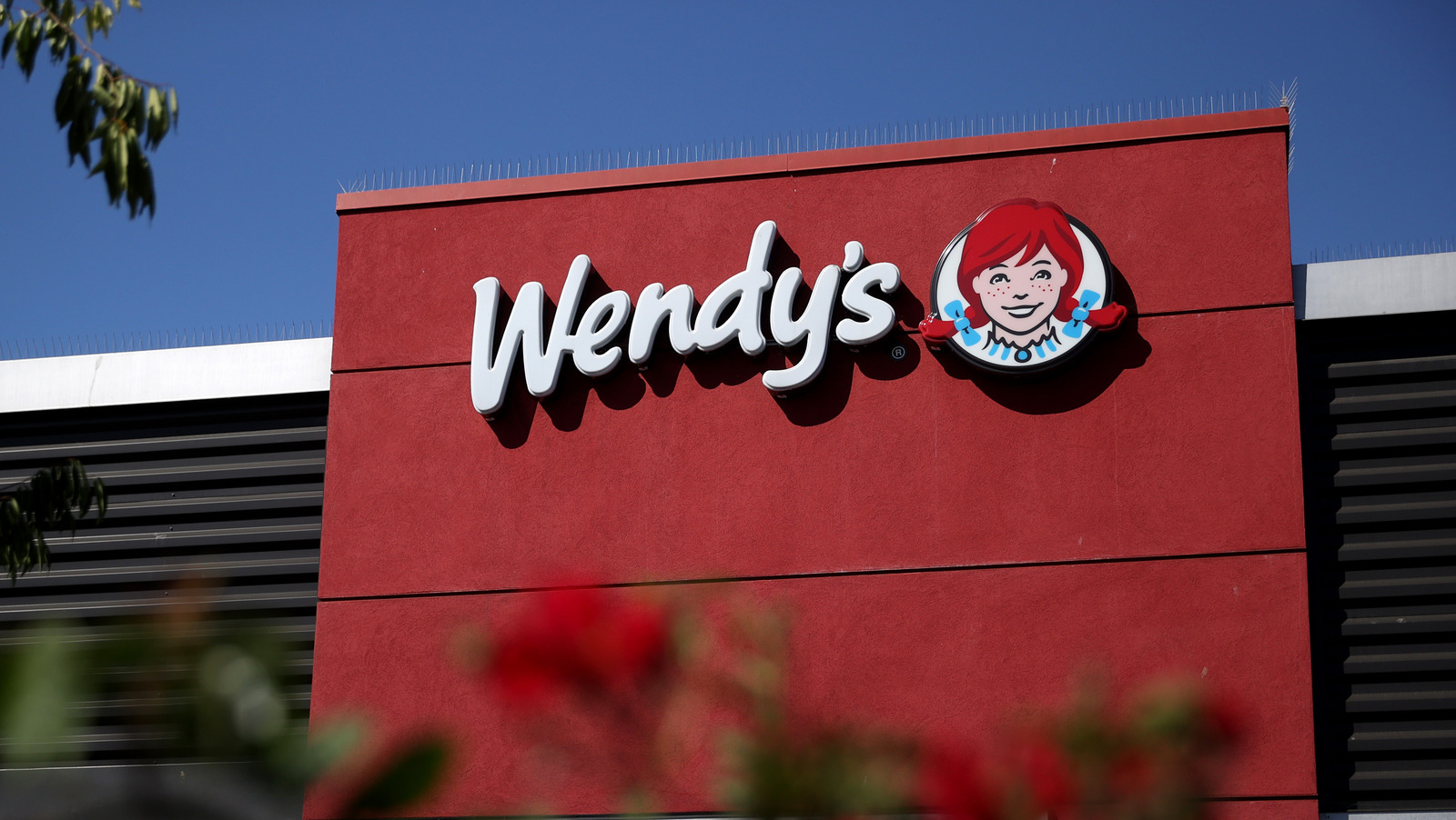 The price of a Wendy's hamburger will change every hour in 2025