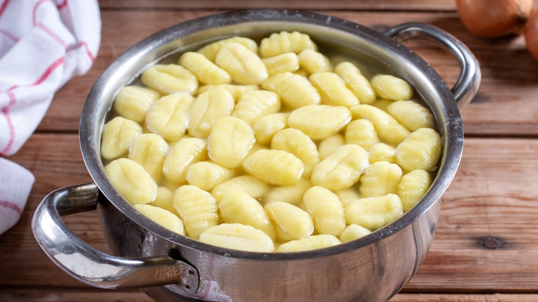 Boiling pot with gnocchi
