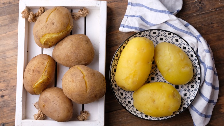 Peeled and unpeeled potatoes