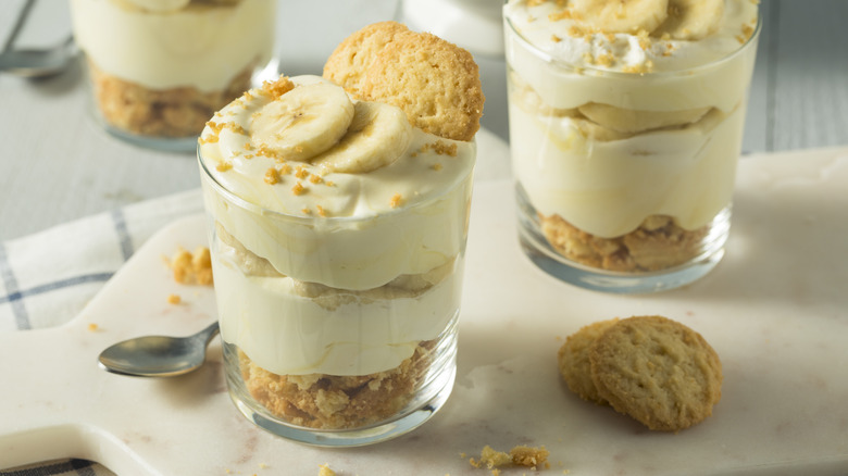 containers of banana pudding