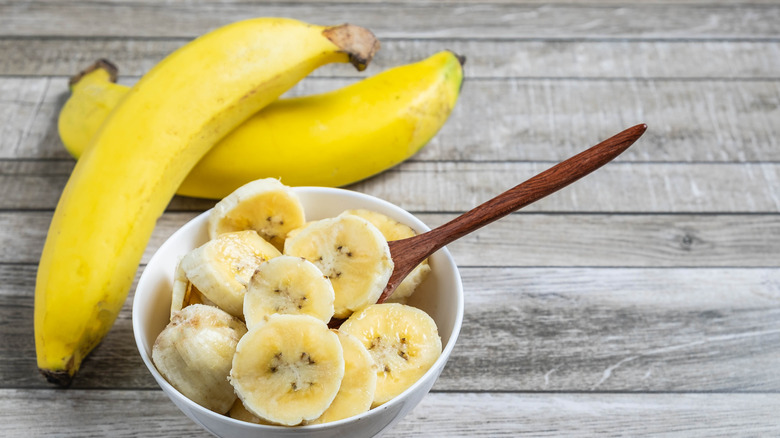 Sliced bananas in bowl