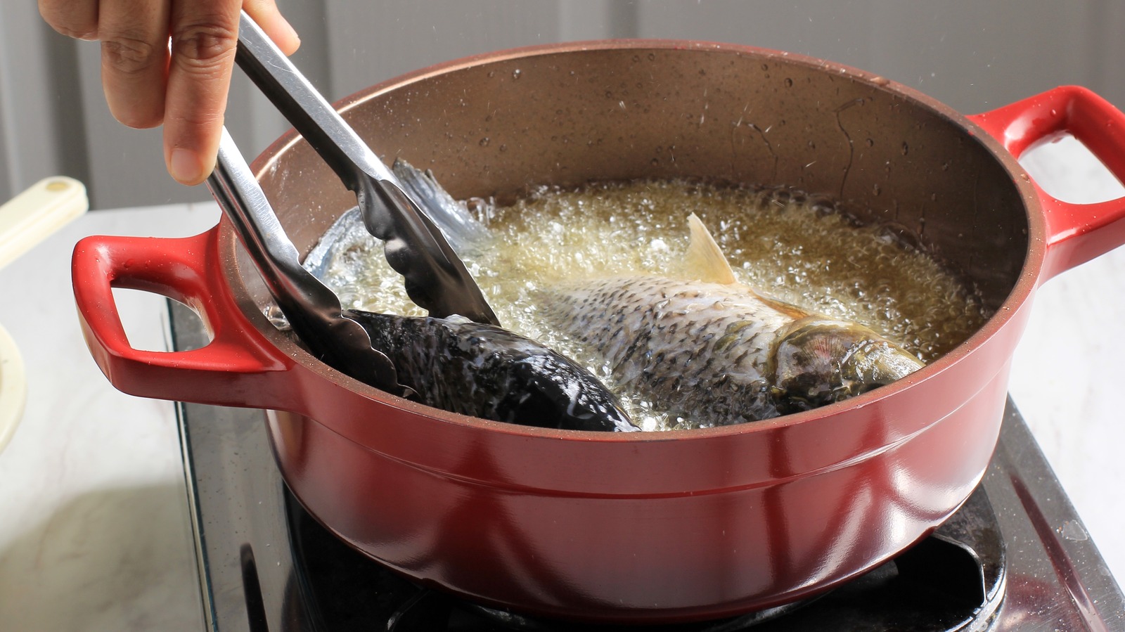 La forma correcta de reutilizar el aceite después de freír pescado