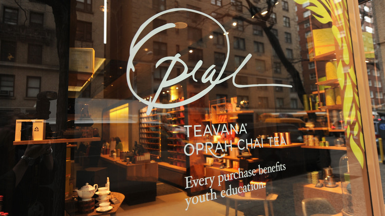 The Oprah logo on a Teavana window