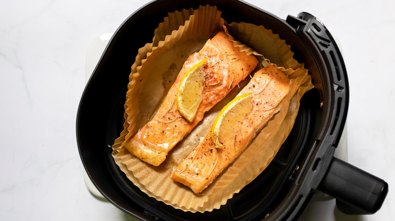 salmon with lemon in air fryer