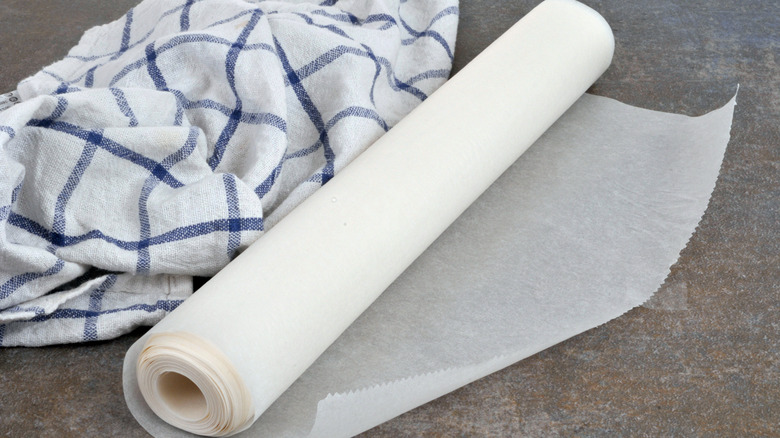 Rolling of kitchen paper