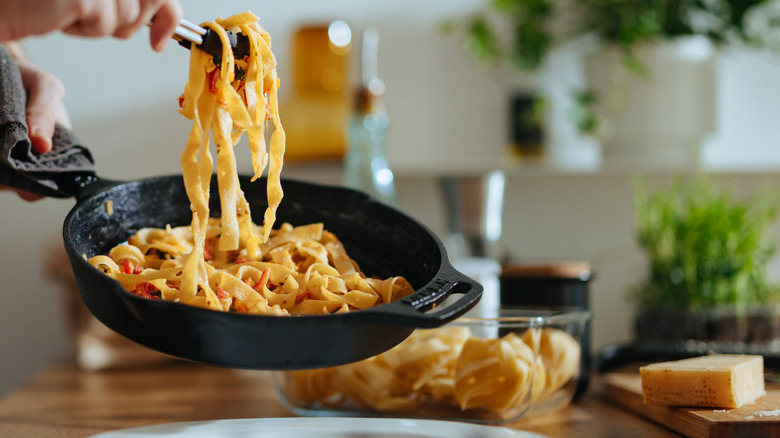 serving tagliatelle at home