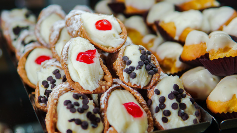 Filled cannolis