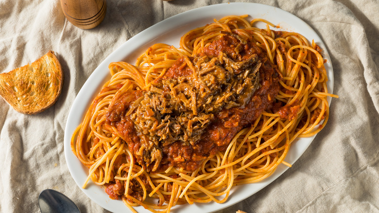 barbecue spaghetti with pulled pork