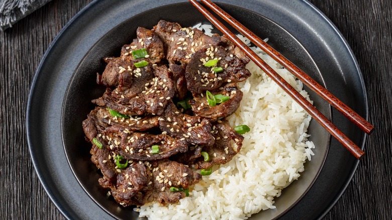 Beef bulgogi with sesame seeds and rice