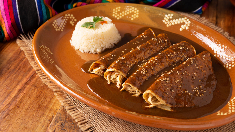 Ceramic plate of Mexican chicken enmoladas.