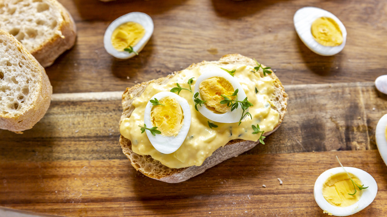 egg salad on bread