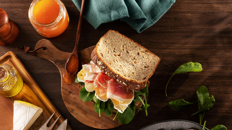 Prosciutto sandwich with jam