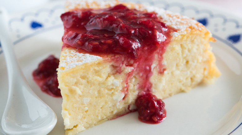 Swedish cheesecake with rasberry jam