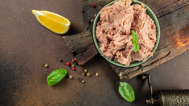 Canned tuna in brine